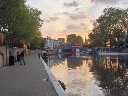 Walking along the Canal from Camden Town to Lisson Grove. Picture taken in Mid May, 2005