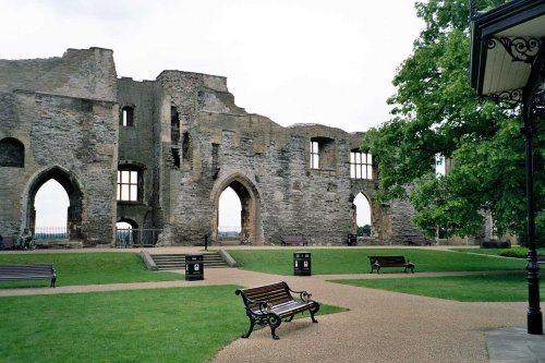 Newark Castle and Gardens in Newark-on-Trent - June 2005