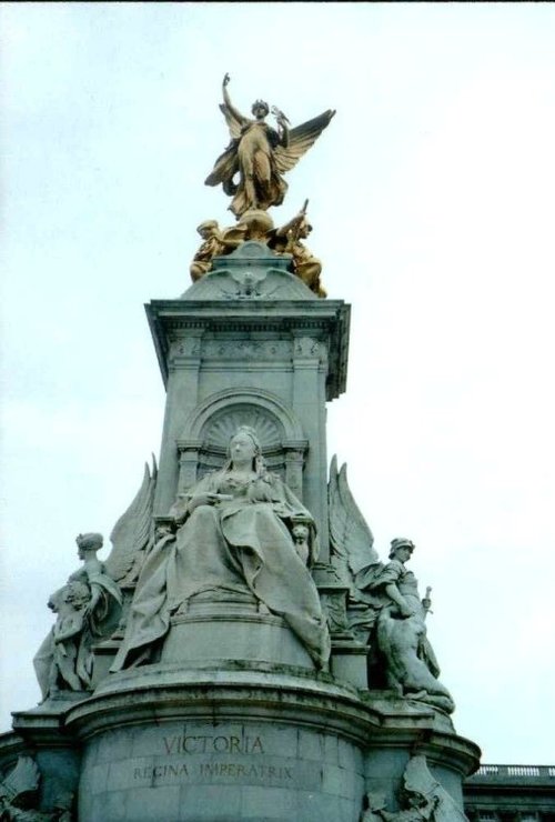 London - Queen Victoria Memorial, Sept 2002
