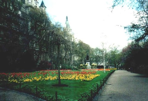 London - Victoria Embankment Gardens, May 2001