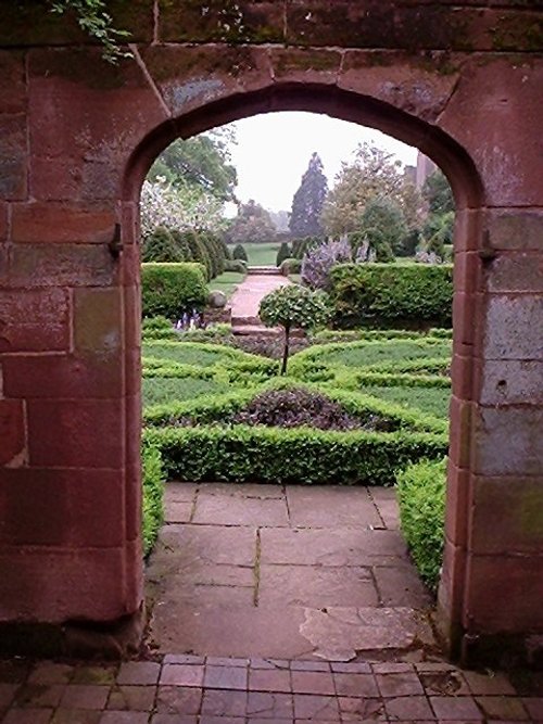 Kenilworth Castle Gardens Apr '04