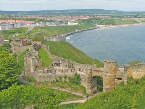 Scarborough Castle wall with North Bay behind it (05-06-2006)