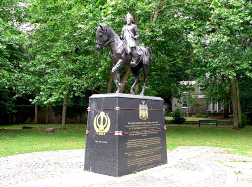 Vandalised statue of Mahrajah dulep Singh, on Butten island