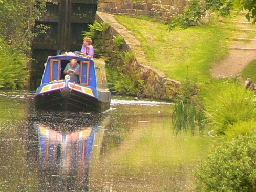 The Huddersfield Canal going through Mossley