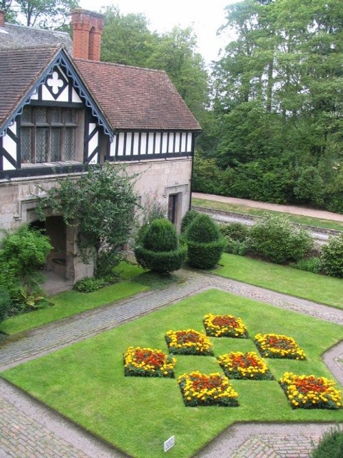 Baddesley Clinton Manor, interior garden,