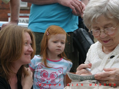 Stan Laurel statue - Nancy with admirers