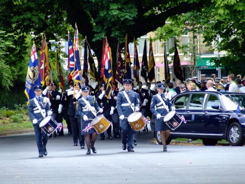 The band arrives