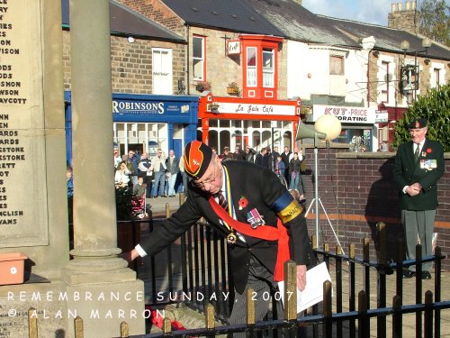 Remembrance 2007 - Parade Marshall lays Gurkha's Wreath