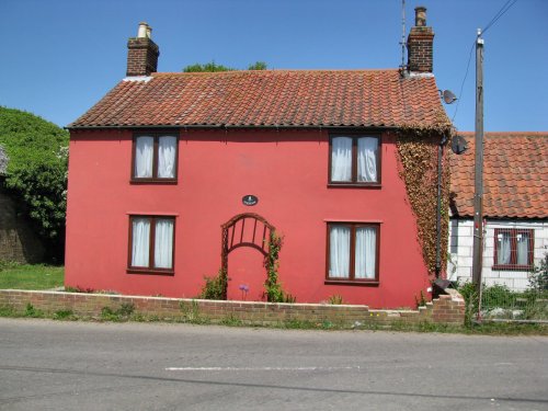 A suffolk - pink house in Henstead