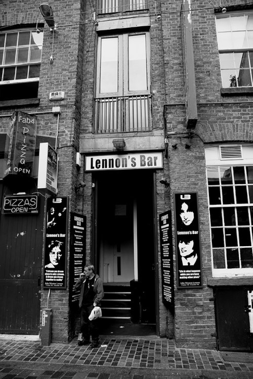 Lennon's Bar