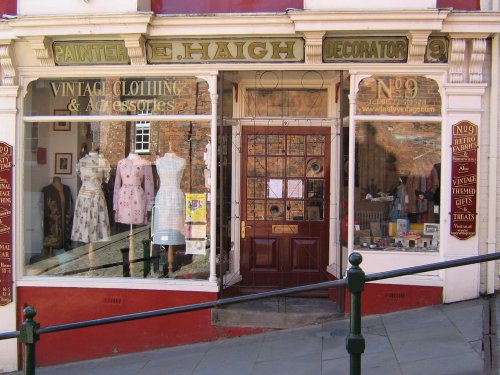 Lincoln. Shop on Steep Hill