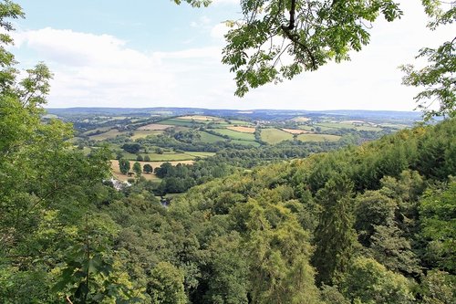 The countryside around the Falls