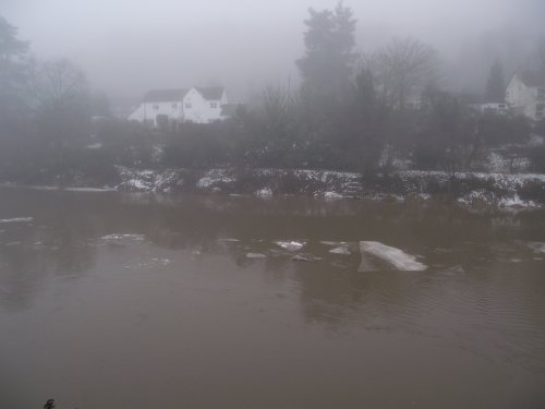 Ice flows on the River Severn