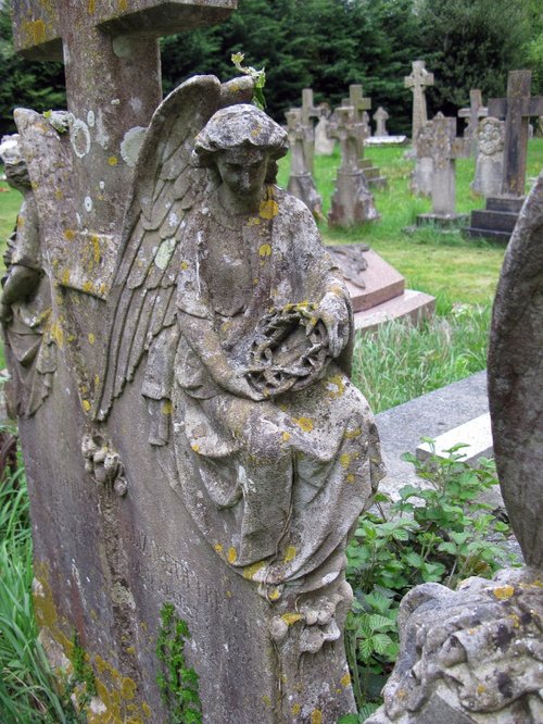 St Mary & St Nicholas' Parish Church, Churchyard