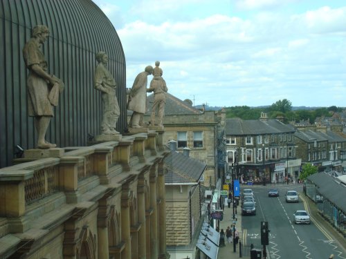 Statues on the Victoria Shopping Centre