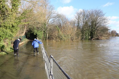 Flooded footpath near Caversham Weir