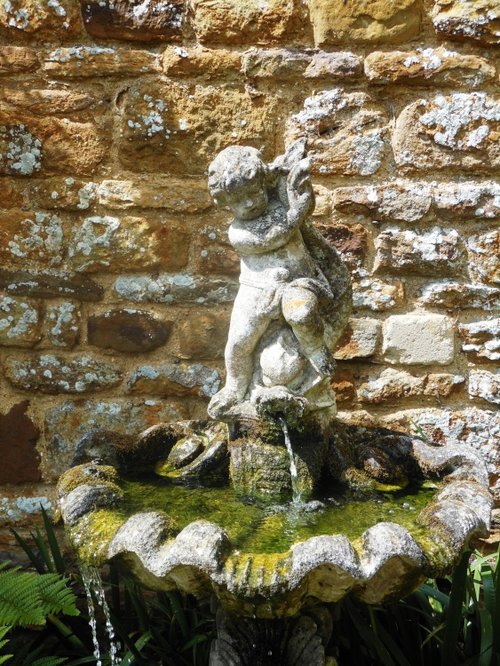 Water feature, Coton Manor Garden