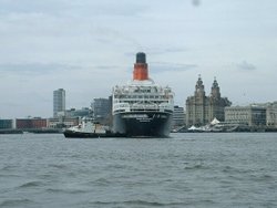 QE2 in river mersey Wallpaper