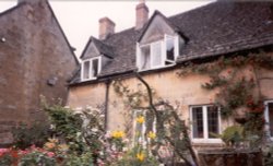 Cottage in Burford, Oxfordshire Wallpaper