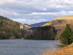 Derbyshire: Derwent Reservoir, Island Plantation and Howden Dam Wallpaper