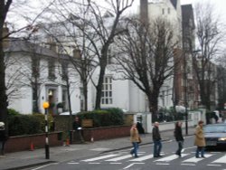 Pattie(george), Gordon(paul), Felicia(ringo), Annamarie(john) crossing Abbey Road Wallpaper