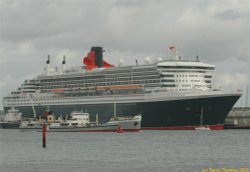 Queen Mary 2 at Southampton Wallpaper