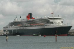 Southampton & Qm 2 Wallpaper