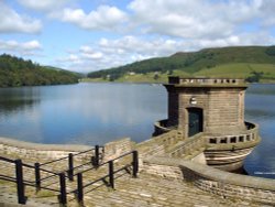 Taken from the South dam looking across Ladybower Reservoir Wallpaper