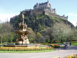 Edinburgh Castle from the park Wallpaper