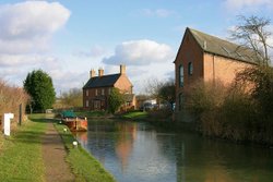 Oxford canal at Marston Doles, Warwickshire Wallpaper