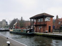 Lock and control cabin on the River Trent, Newark Wallpaper