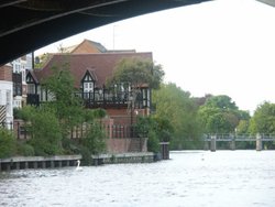 The River Thames under Windsor Bridge, Berkshire Wallpaper