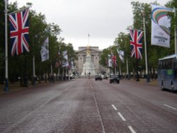 Queen Victoria Memorial - looking down The Mall Wallpaper