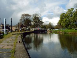 Picture book beauty. Mooring points at Rodley Wharf, Rodley, West Yorkshire Wallpaper