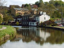 The aptly named Rodley Barge Pub, looks like it is almost afloat Wallpaper