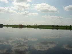 Rutland Water, Oakham, Rutland. Spring 2004 Wallpaper