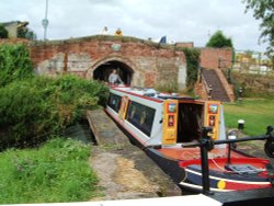 Coming through second lock towards the River Severn in Stourport Basin Wallpaper