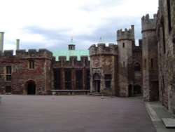 Berkeley Castle courtyard Wallpaper