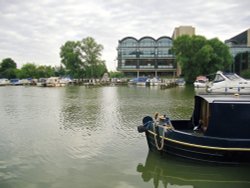 The old and the new. The Lincoln University by the Marina on ancient Brayford Pool. Wallpaper