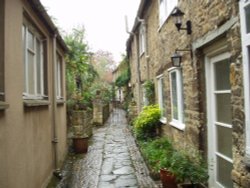 An alley off the main street in Burford. Wallpaper