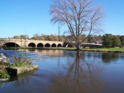 Burton bridge and the river Trent, Burton upon Trent, Staffordshire Wallpaper