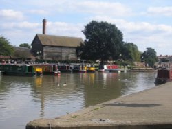 A view of Shakespeare's Avon in Stratford upon Avon. Warwickshire Wallpaper