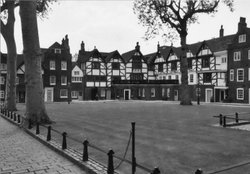 Courtyard and Queen's House, Tower of London Wallpaper