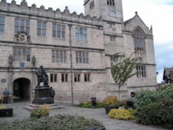 The library at Shrewsbury with the statue of Charles Darwin Wallpaper