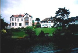 Houses along River Dee in Chester, Cheshire Wallpaper