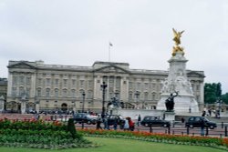 London, Buckingham Palace and Queen Victoria Memorial - June 2005 Wallpaper