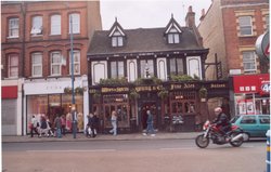 Pub, the old spotted horse. Putney high st, london Wallpaper