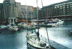 London - St Katherine Docks, May 2001 Wallpaper