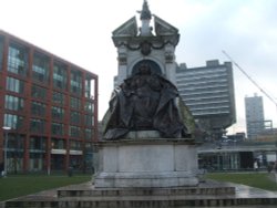 Statue of Queen Victoria, Piccadilly Gardens, Manchester. Wallpaper