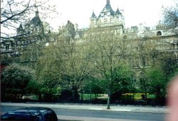 London - Victoria Embankment Gardens, May 2001 Wallpaper